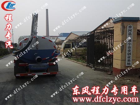 湖北程力東風(fēng)多利卡吸糞車到達用戶所在地