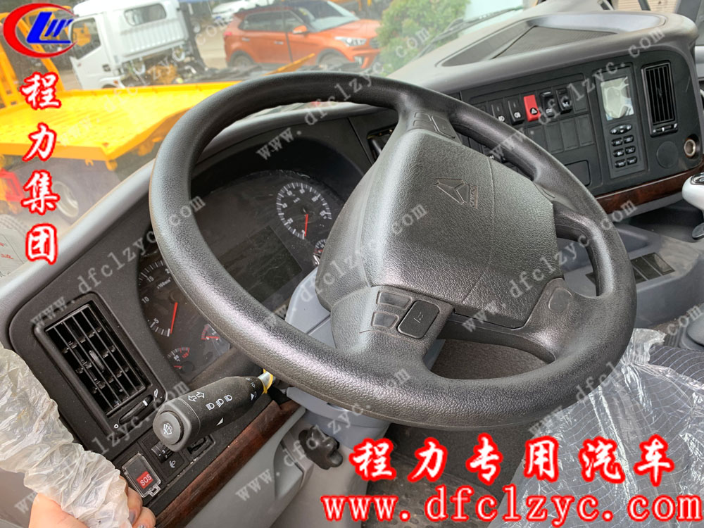 重汽前四后八拖吊聯(lián)體清障車(chē)方向盤(pán)