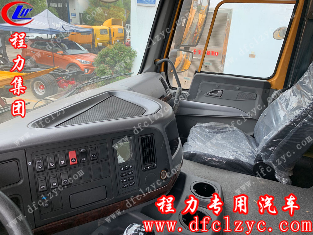 重汽前四后八拖吊聯(lián)體清障車(chē)內(nèi)飾