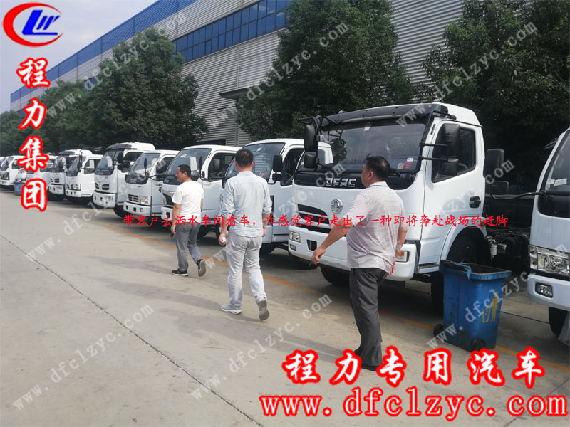 湖北程力集團(tuán)銷售人員帶客戶去車間看車，一個(gè)個(gè)走出了氣勢不凡的步伐