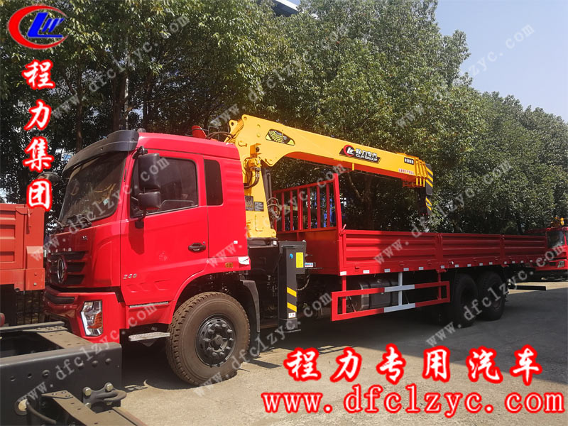 程力集團(tuán)東風(fēng)后雙橋隨車吊，在陽光的照耀下，顯得異常耀眼