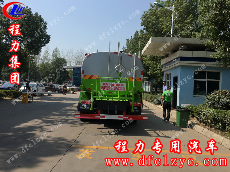 河南客戶來程力公司提的國(guó)六東風(fēng)D9灑水車，正在廠區(qū)門口等待核對(duì)資料出廠