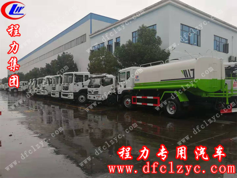 在試水區(qū)停放的程力集團(tuán)灑水車(chē)在大雨沖刷后顯得一片潔凈