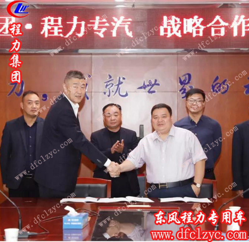 主賓雙方愉快地在合作文本簽約，并合影留念
